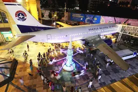 超酷！中国商人把波音737飞机变成了一家餐馆图片