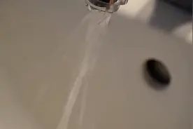 水龙头由于堵塞无法正常出水，只需要一团湿棉花就能解决图片