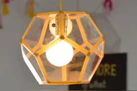 利用透明塑料片拼接而成的多边形，结果得到一盏精致的小吊灯图片