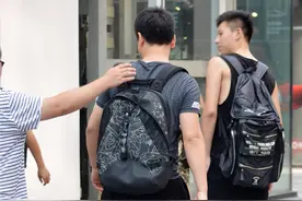 荒古摄影街拍：男士体验穿高跟鞋逛街的艰辛图片