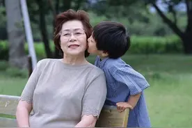 婆婆来城里看望我儿子，第二天她就偷偷地把孩子带回农村老家了图片