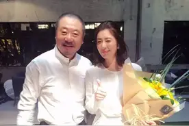贾静雯很开心能跟范伟合作️ 回家后眼睛离不开小家伙图片