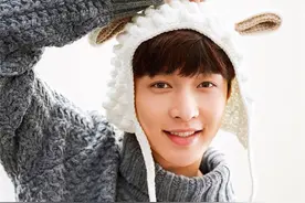 张艺兴，一本正经搞笑的偶像图片