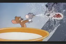 小老鼠很调皮哇，喝的牛奶喷了汤姆满脸！