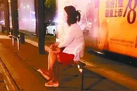 半夜看见一白衣女子坐在路边，想快步走时，她竟说“等等”图片