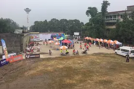 小轮飞跃挑战极限 自行车bmx全国锦标赛成都开赛图片