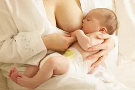 宝宝出生后多久喂奶合适?图片