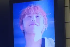 地铁站里的惊喜！给权志龙的特别生日应援！图片