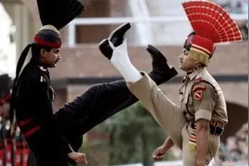 直击搞怪的印巴边境换岗仪式：为何腿抬这么高？图片