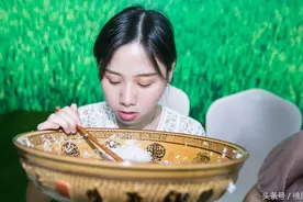 90后网红美女一口气吃掉8斤白米，靠吃挣钱！图片