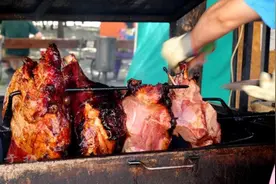 捷克街头美食，这大块烤肉，看了就嘴馋图片
