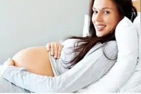 胎儿在肚子里踢踢打打时，孕妇究竟该不该响应呢图片