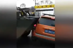 吉林交警警示栏—女司机驾车穿插解放军装甲车队 撞上步战车图片