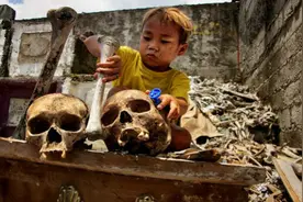 与死人为伴！菲律宾的墓地贫民窟视频封面
