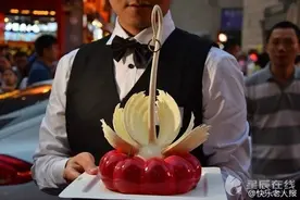豪车+玫瑰！ 美女花六万求婚男友 ，爱情男女平等图片
