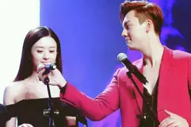 陈伟霆为赵丽颖调低话筒互相咬耳朵，这么配真不考虑在一起么？图片