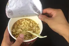 吃了30年泡面，原来桶装方便面盖子还有这样的妙用，你知道吗？