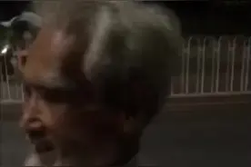 路上偶遇夜跑老爷爷，穿着拖鞋追了五百米，一问他年纪，80岁！视频封面
