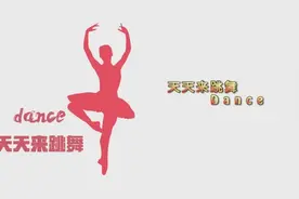 微胖校花教室内大跳《鬼步舞》，生怕老师发现还是放不开！视频封面