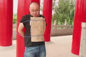 小伙乱丢垃圾被绑在柱子上，游客纷纷恶搞小伙，过程超级搞笑视频封面