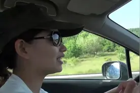 在国外开车，竟然被鸟屎砸中