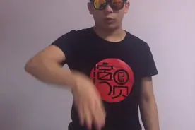 魔术教学：教你瞬间变出一个手机，练两天就可以泡妹子图片