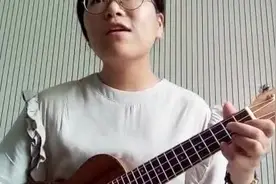 小丫头的尤克里里，一首英文歌让人陶醉！图片
