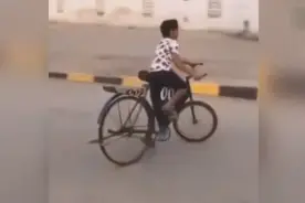 印度小孩开挂自创神奇技能, 自行车甩尾漂移过弯视频封面
