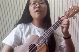小姑娘自弹自唱《你是我的眼》，原来尤克里里还可以弹得这么美！图片