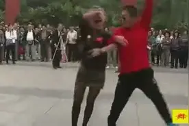 一男一女街头激情广场舞，舞姿优美，引百人围观！图片