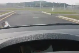 学车踩离合器的正确踩法，新手必看。