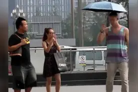 歪果仁恶搞，在大街上拿走路人的太阳伞，神反应！图片