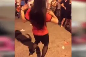 广场舞又出新奇葩，红衣美女自创新式舞蹈，淡定舞步，引人围观