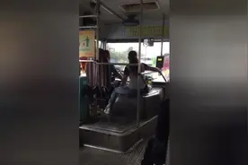 女子钻过护栏坐公交引擎盖与司机唠嗑 引乘客不满：这样太危险图片