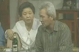 姑姑嫌姑父给幼儿喂酒，恩京训梦龙喝5杯，爷爷要喝醉被奶奶拉走视频封面