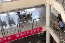 超暖心！新生报到，河南一高校用吊机为女生搬行李视频封面