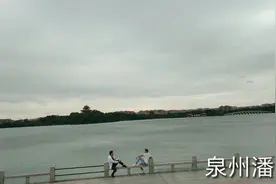 小伙来到了泉州西湖游玩，虽然没有杭州西湖有名，但是福建最大的视频封面