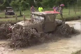 这越野车可以泡在水里玩越野，难道就不怕发动机进水吗？
