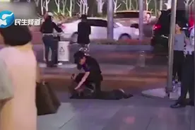 感动！警犬执勤累倒在地一动不动 民警安抚后又重回岗位视频封面