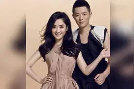 38岁曾毅全家近照曝光，被曝妻子身份显赫，如今3岁儿子长成这样视频封面