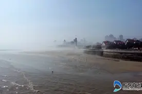 黄海明珠海边扬起晨雾 景色朦胧犹如仙境图片