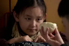 小姑娘饿了一天了 为了吃2个包子竟要学狗叫 城里哥哥太欺负人视频封面