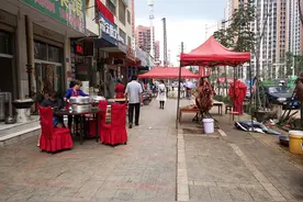 曝光台丨餐饮店桌椅摆上人行道 水果摊把人行道堵塞了图片