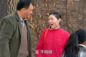 父亲跟踪中学生女儿，发现她偷偷打了耳洞，还光顾小摊买这种东西视频封面