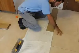 旧地板砖想换 怕麻烦直接在原瓷砖上贴仿木纹地砖 这也太能凑合了