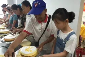 春蕾女童和家长共同参与亲子烘焙体验图片