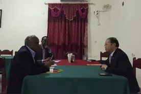 驻索马里大使韦宏添会见索选委会主席奥马尔图片