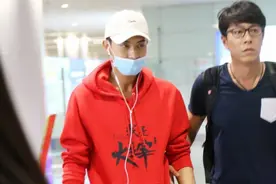 我是大主宰！黄子韬红卫衣获众迷妹接机 被助理一路护驾有说有笑心情靓图片