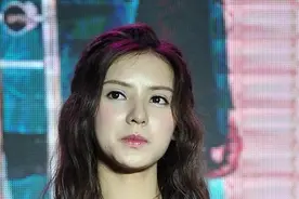 王思聪前前前女友张予曦面部僵硬 穿裙子玩拔河实乃女汉子图片