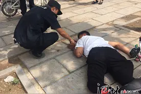 男子饮酒过量摔倒路边致休克 广平民警及时救助脱险图片